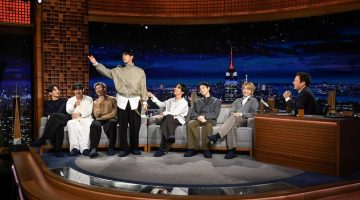 BTS assume o comando do Tonight Show com perfomance ‘Swim’ e detalhes de ‘ARIRANG’; assista