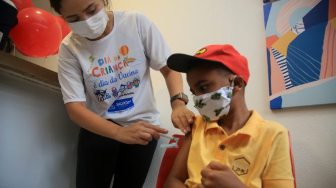 criança sendo vacinada