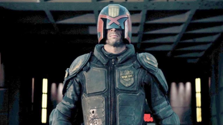 Karl Urban pode voltar em novo filme do Juiz Dredd