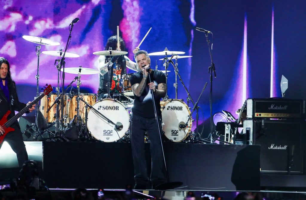 BRIT Awards 2026: A consagração de Olivia Dean e o adeus eterno ao “Príncipe das Trevas”