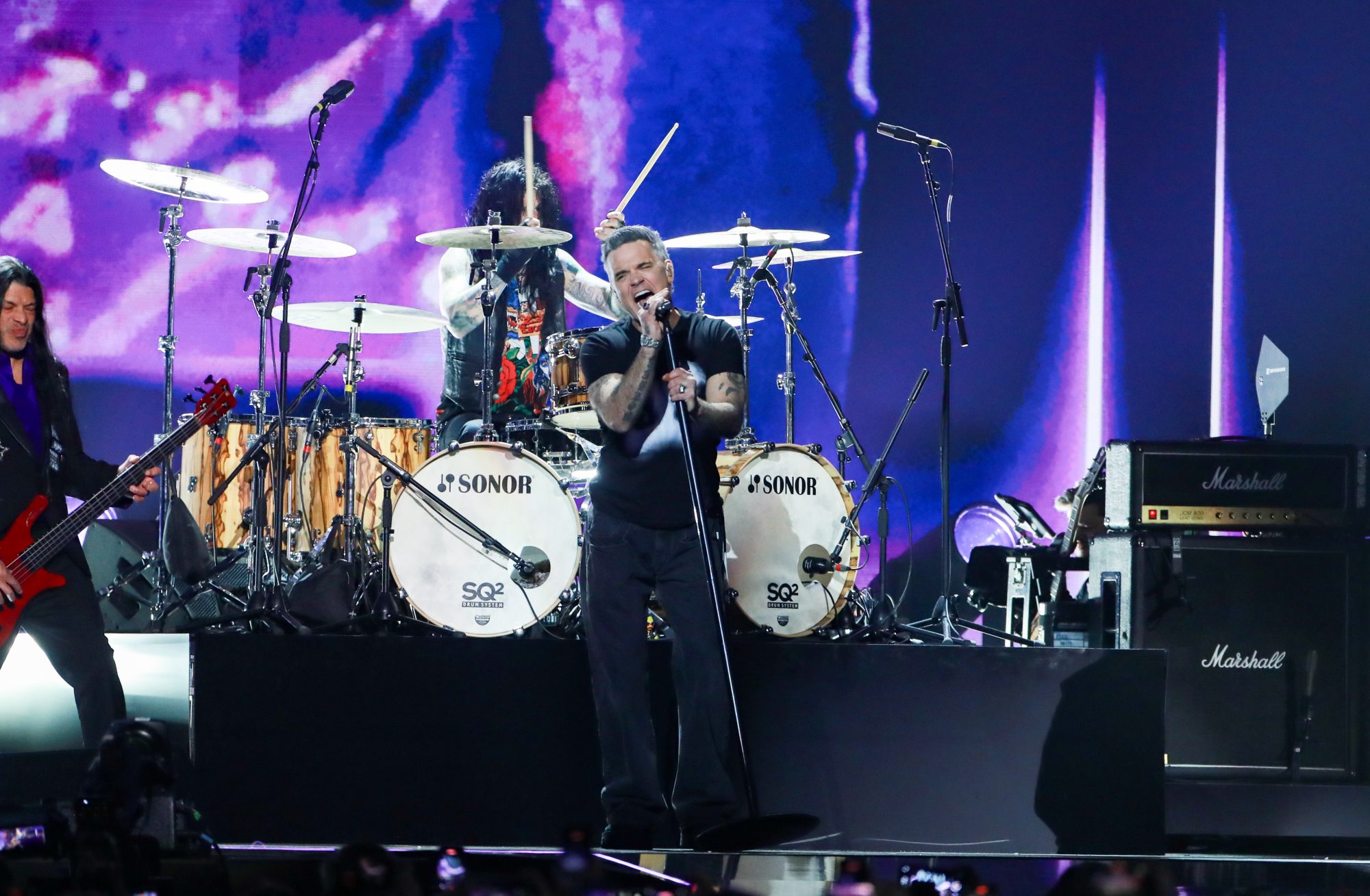 BRIT Awards 2026: A consagração de Olivia Dean e o adeus eterno ao “Príncipe das Trevas”