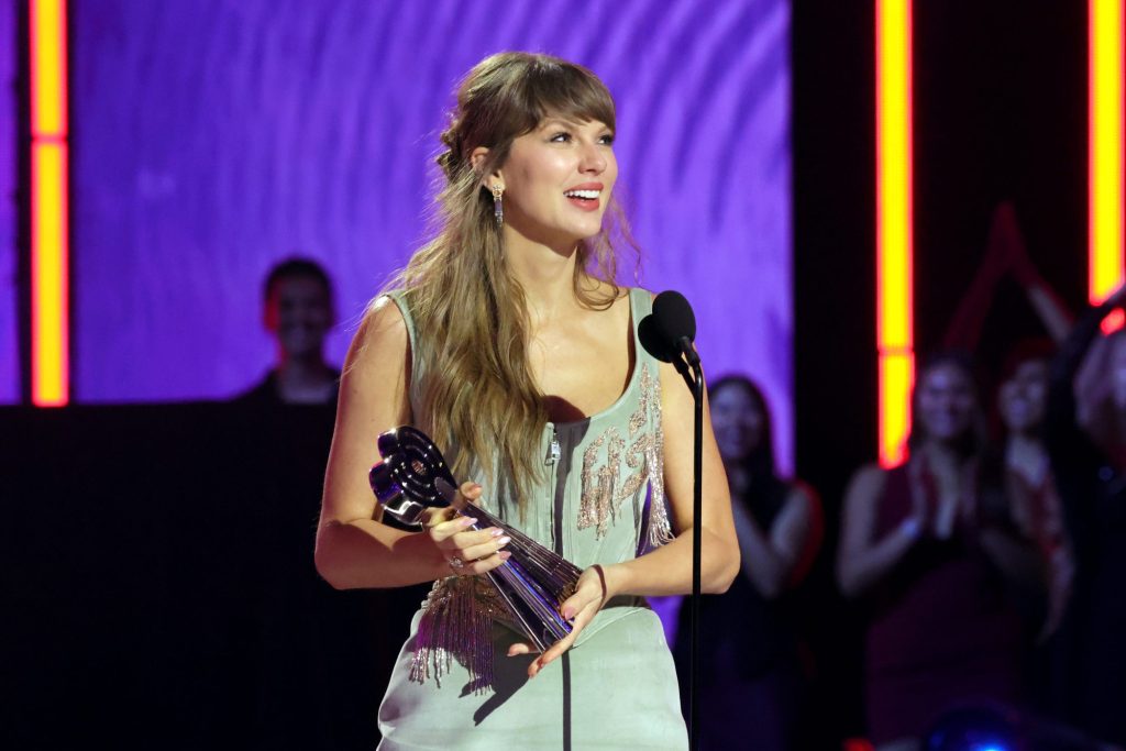 Taylor Swift faz história no iHeartRadio Music Awards 2026 com sete vitórias, estendendo seu recorde!