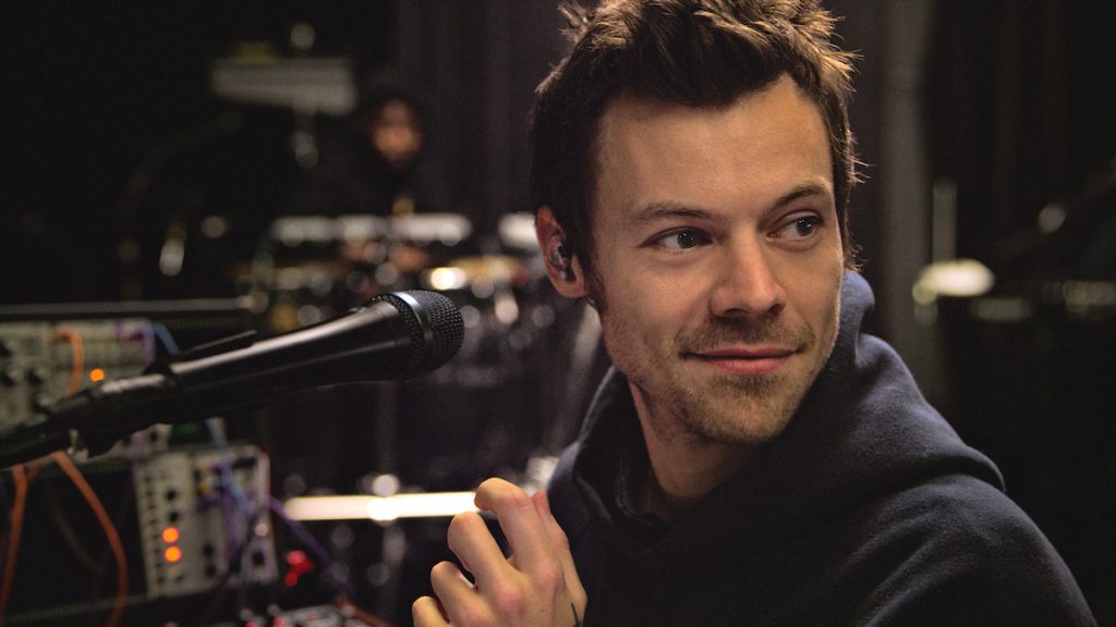 Harry Styles surpreende com show de orquestra em Londres