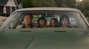 ‘O Fim Da Rua’: Anne Hathaway estrela suspense cósmico em novo trailer; assista