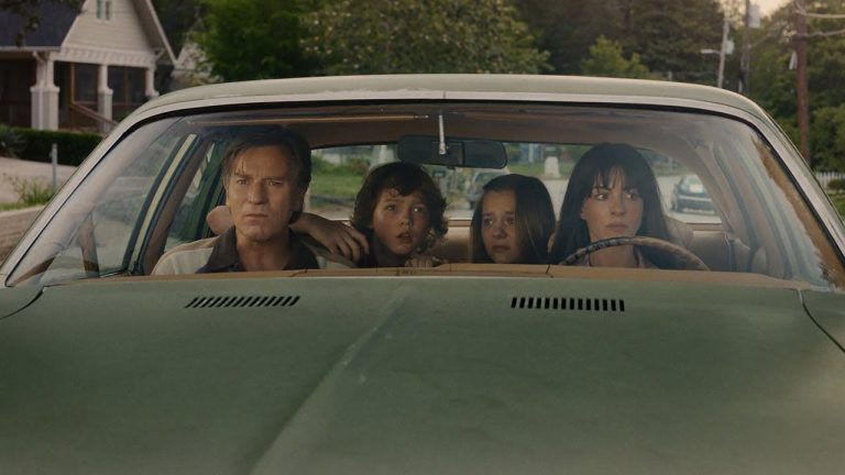 ‘O Fim Da Rua’: Anne Hathaway estrela suspense cósmico em novo trailer; assista