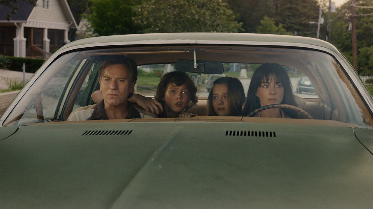 ‘O Fim Da Rua’: Anne Hathaway estrela suspense cósmico em novo trailer; assista