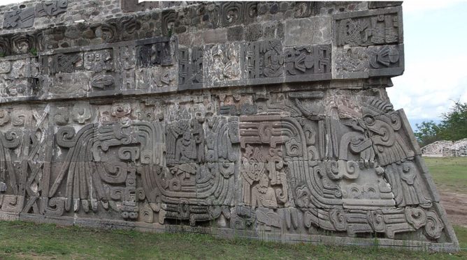 Quetzalcoatl representado em construção azteca antiga