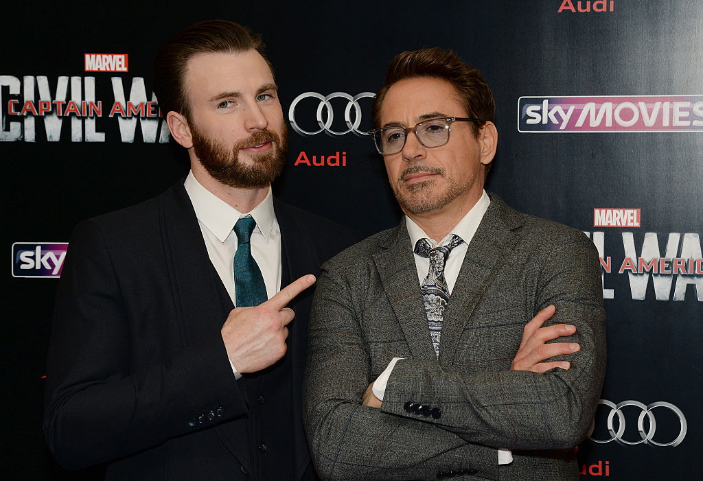 Duelo de titãs na CinemaCon: Chris Evans encara Robert Downey Jr. e agita os fãs da Marvel
