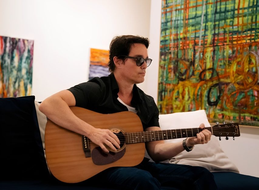 Peter Jordan lança ‘É Amor, Eu Sei’ e marca estreia em plataformas digitais; confira