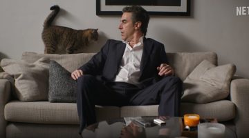 O jogo virou: Sacha Baron Cohen acorda em mundo dominado por mulheres no trailer de ‘Primeiro as Damas’