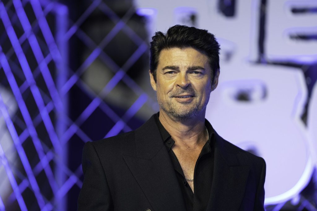 Karl Urban se despede de Billy Bruto, assume Johnny Cage e dá aula de postura em Hollywood