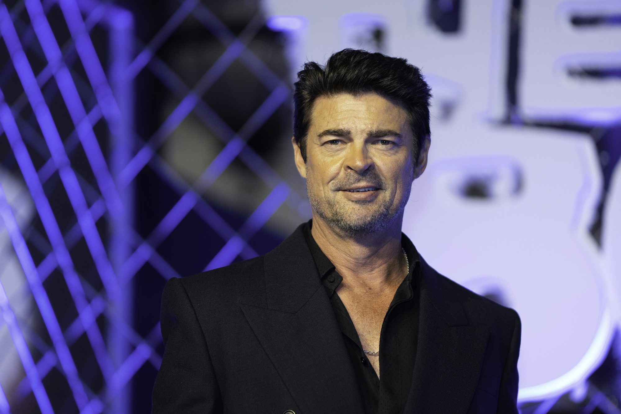 Karl Urban se despede de Billy Bruto, assume Johnny Cage e dá aula de postura em Hollywood