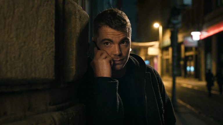 O telefone toca pela última vez: 4ª Temporada de ‘O Agente Noturno’ será a missão final de Peter Sutherland