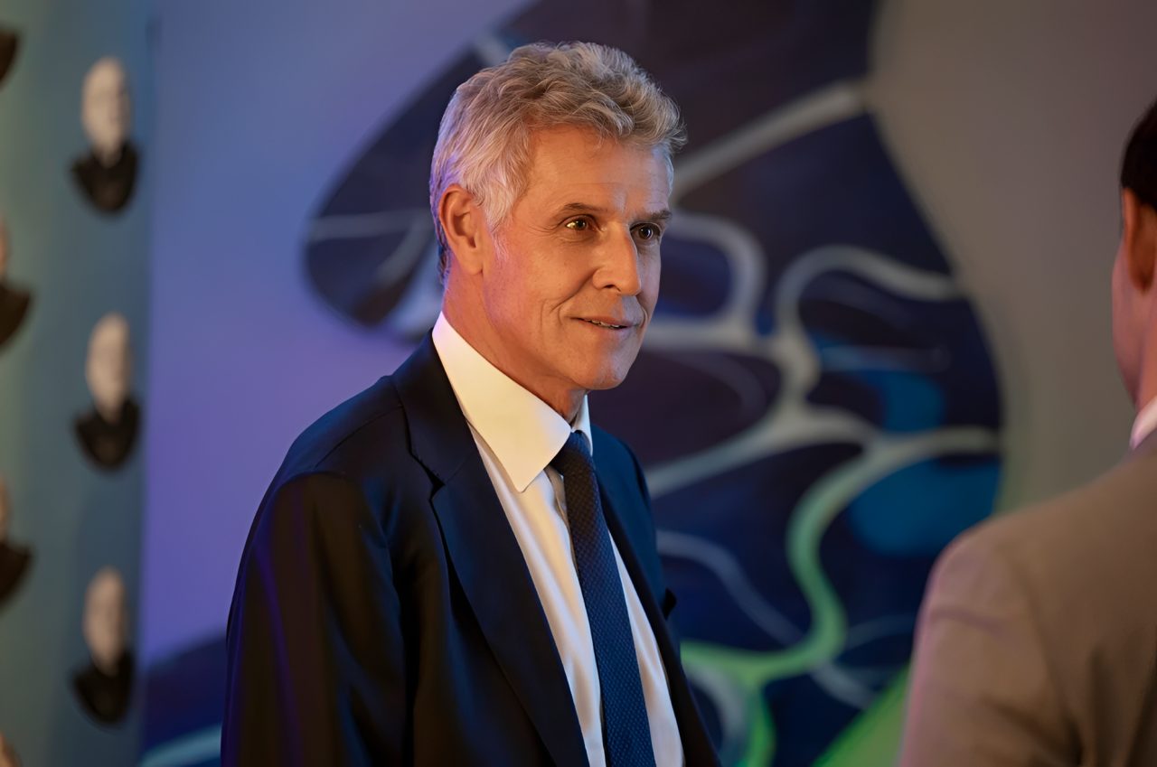 Ator de ‘Emily em Paris’, Pierre Deny, morre aos 69 anos