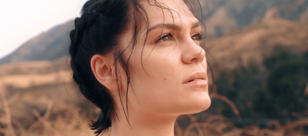 Vitória! Jessie J anuncia que está livre do câncer de mama: “Chorei por horas”