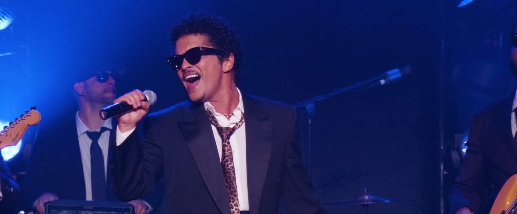Bruno Mars apresenta ‘I Just Might’ e mais no Japão, liberando os vídeos; assista