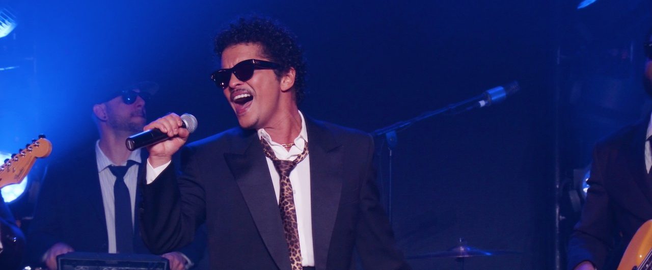 Bruno Mars apresenta ‘I Just Might’ e mais no Japão, liberando os vídeos; assista