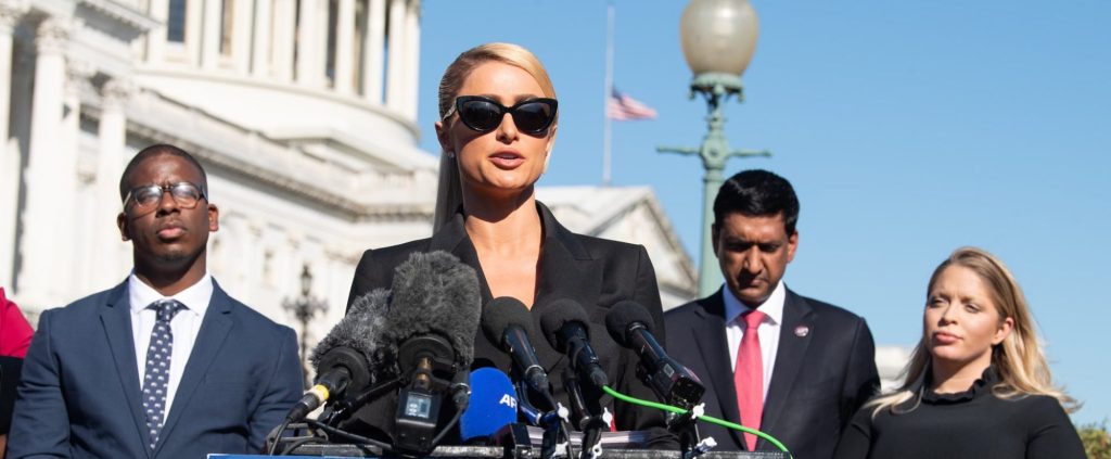 Escola onde Paris Hilton alegou ter sofrido abusos na adolescência perde a licença