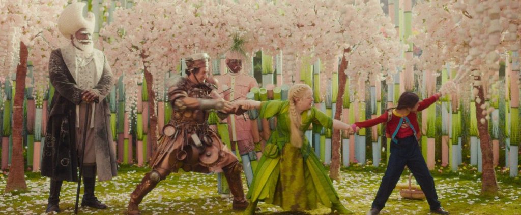 ‘A Maravilhosa Árvore Encantada’: aventura com Andrew Garfield ganha trailer dublado