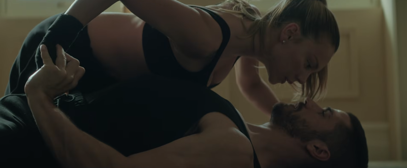 ‘Atraídos pelo Destino’: suspense romântico com Ester Expósito ganha trailer no Prime Video