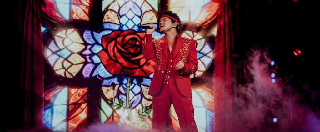 Bruno Mars é aclamado como o maior showman da atualidade na “The Romantic Tour”