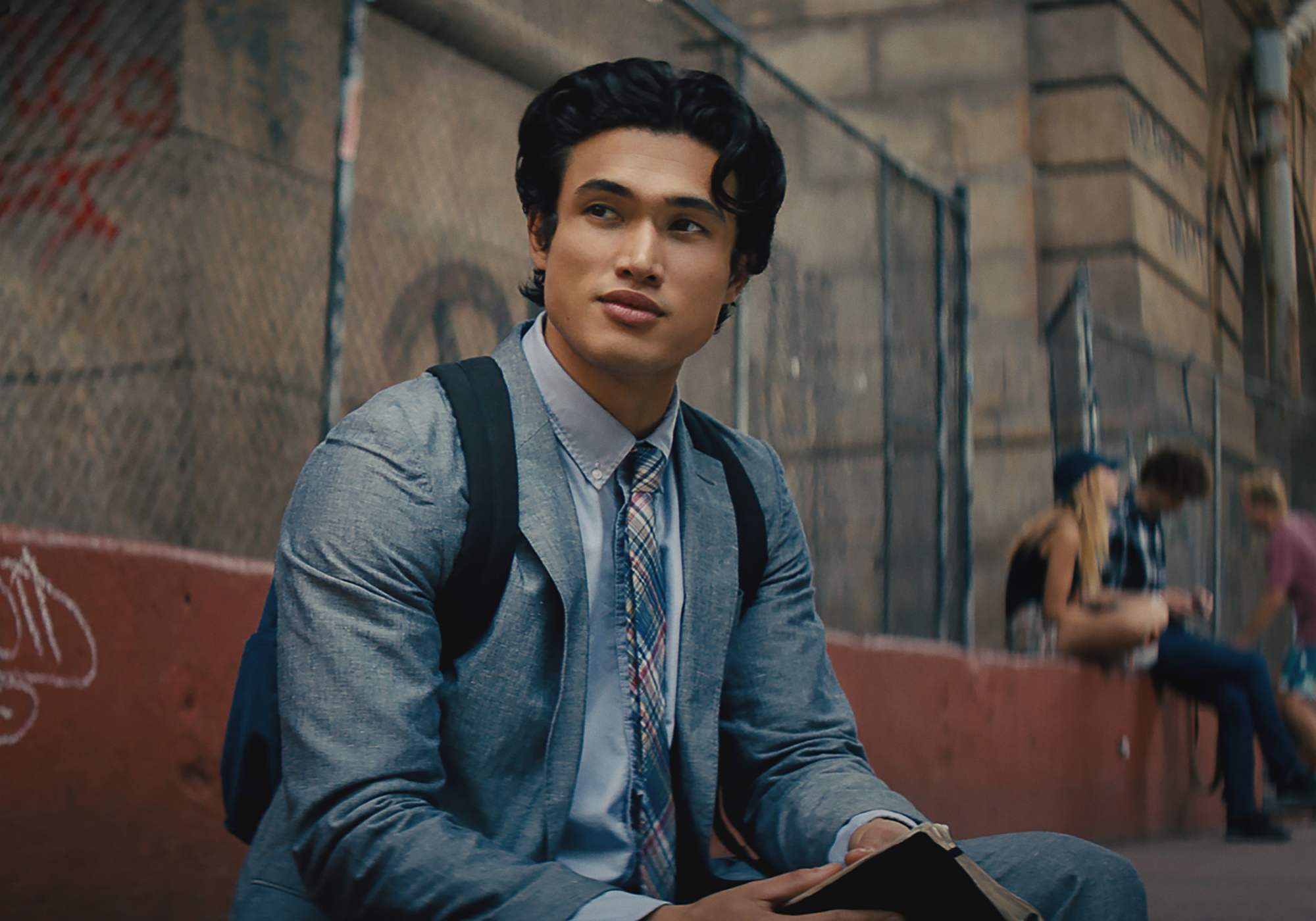 Charles Melton negocia para viver Kakashi em filme de Naruto; por isso que ele tá fora do MCU?