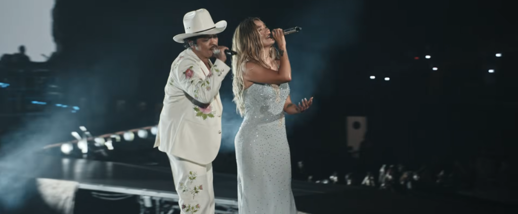 Karol G e Bruno Mars lançam clipe de ‘Still’ gravado ao vivo em estádio; assista