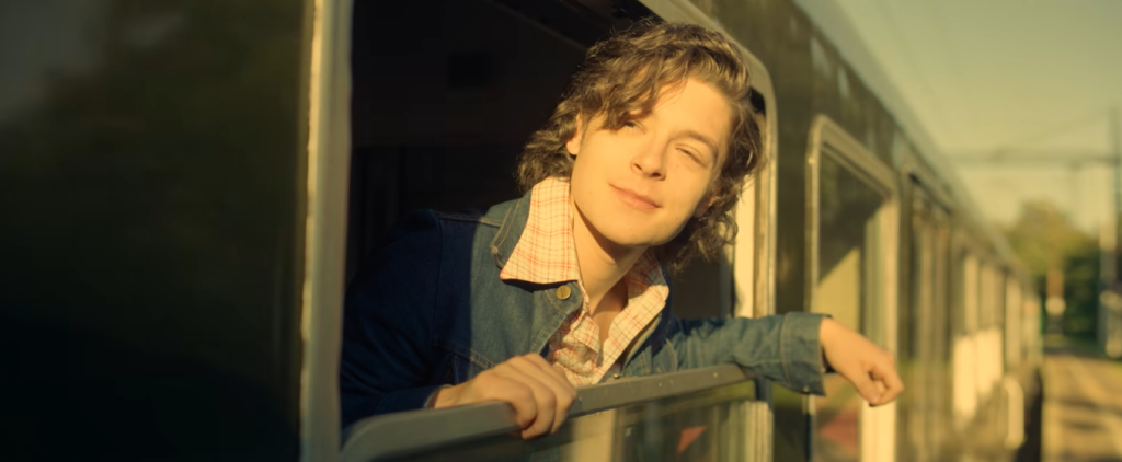 ‘Less of a Stranger’: Netflix divulga trailer de cinebiografia sobre lenda do rock