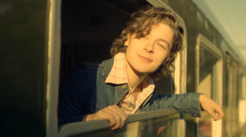 ‘Less of a Stranger’: Netflix divulga trailer de cinebiografia sobre lenda do rock