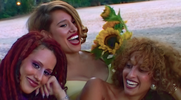 RAYE lança clipe de “Joy.” ao lado das irmãs; assista