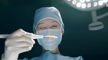 ‘Doctor X: A Máfia do Jaleco Branco’: k-drama com Kim Ji-won ganha data de estreia e trailer; assista