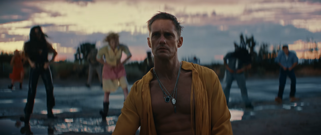 Alexander Skarsgård vira astro do rock em novo clipe dos Rolling Stones; assista